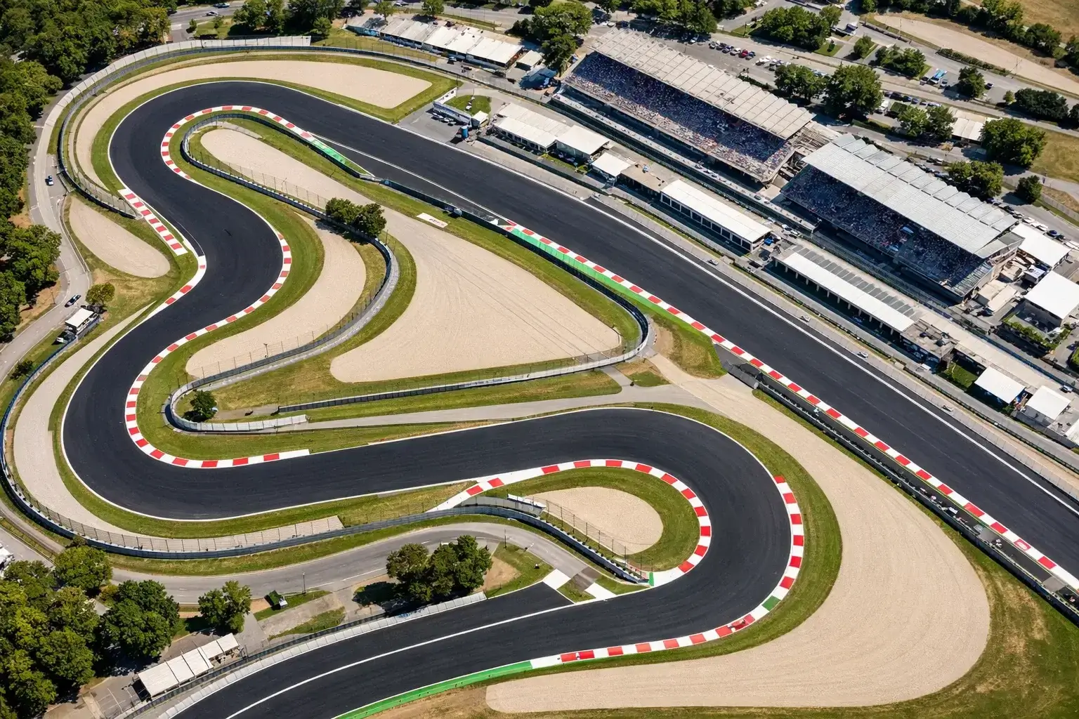 Vista aerea di un circuito di Formula 1 con curve e rettilinei ben visibili