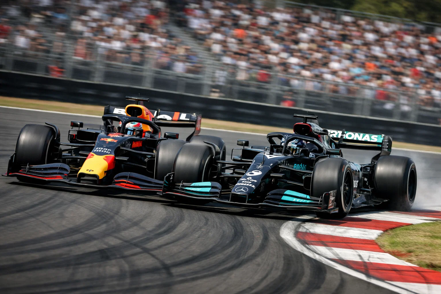 Monoposto di Formula 1 in piena gara sorpasso in curva azione dinamica