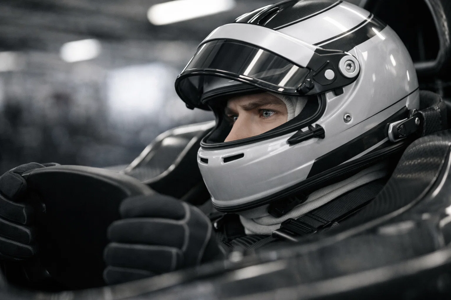 Pilota di Formula 1 concentrato nel cockpit della sua monoposto