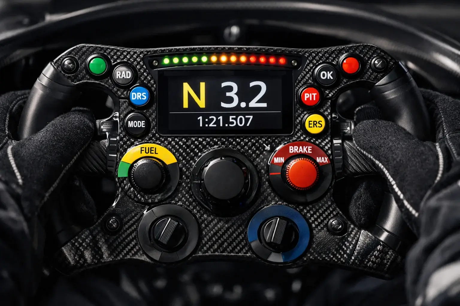 Vista ravvicinata del volante di una monoposto di Formula 1 con pulsanti e display