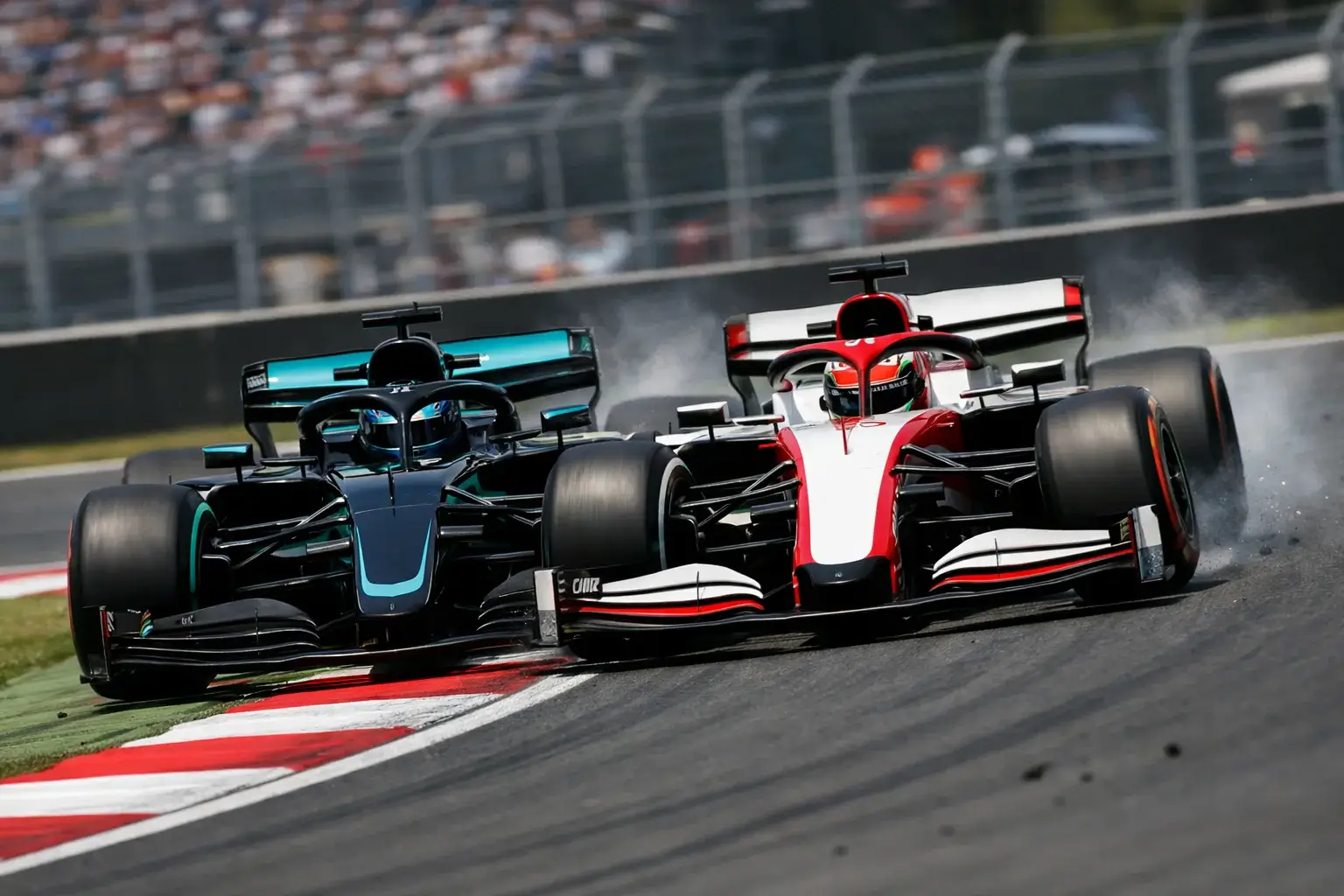 Due monoposto di Formula 1 affiancate in un duello ravvicinato in curva